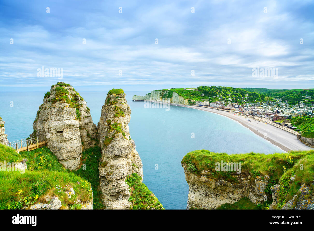 Etretat villaggio e la sua baia spiaggia, vista aerea dalla scogliera. La Normandia, Francia, Europa. Foto Stock