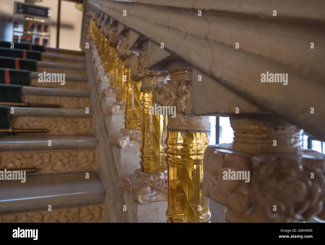 I sontuosi interni del Palau de la Musica Catalana, con esso ornato vetrate decorate muratura in pietra e il design creativo. Foto Stock