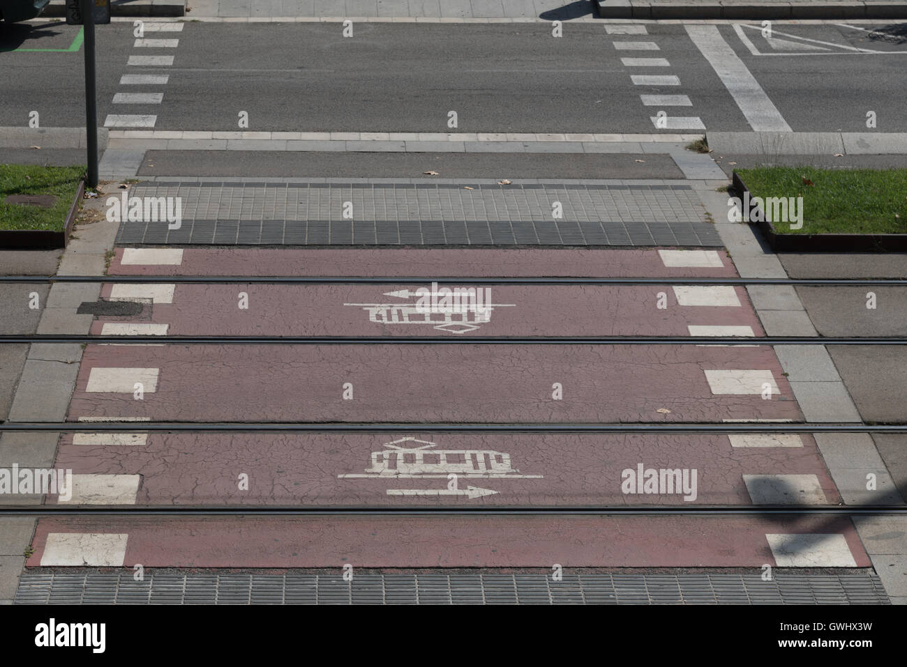 Un attraversamento pedonale dipinta sulla strada per la sicurezza del passaggio attraverso le linee del tram. La segnaletica stradale orizzontale. La salute e la sicurezza. Foto Stock