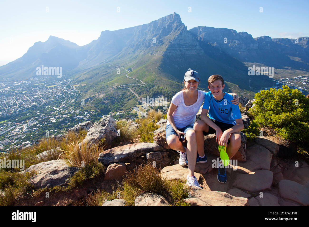 Madre e figlio su Lions Head, Table Mountain Foto Stock