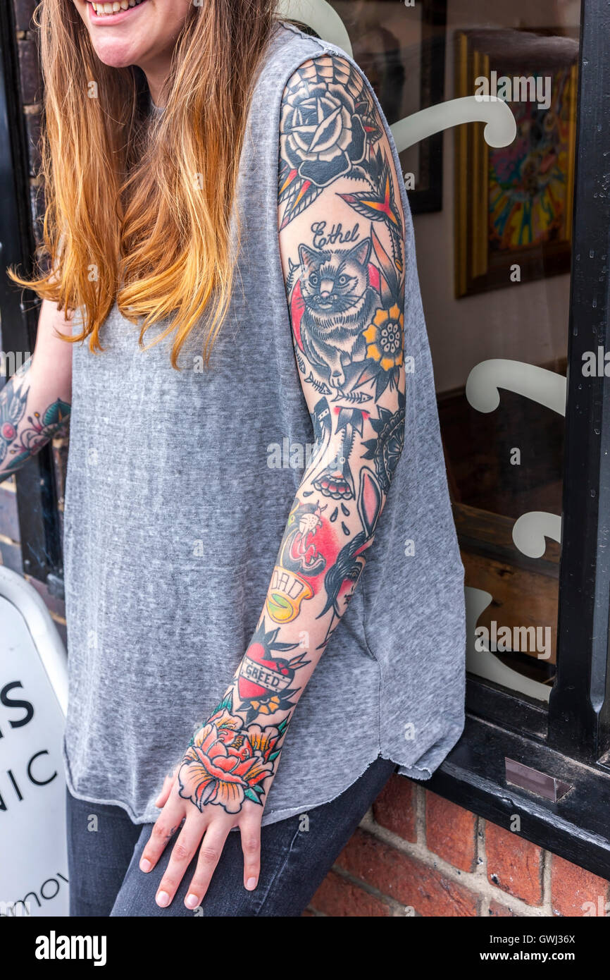Le donne con i tatuaggi al di fuori del salotto tattoo. Kettering rd,  Northampton. U.K Foto stock - Alamy