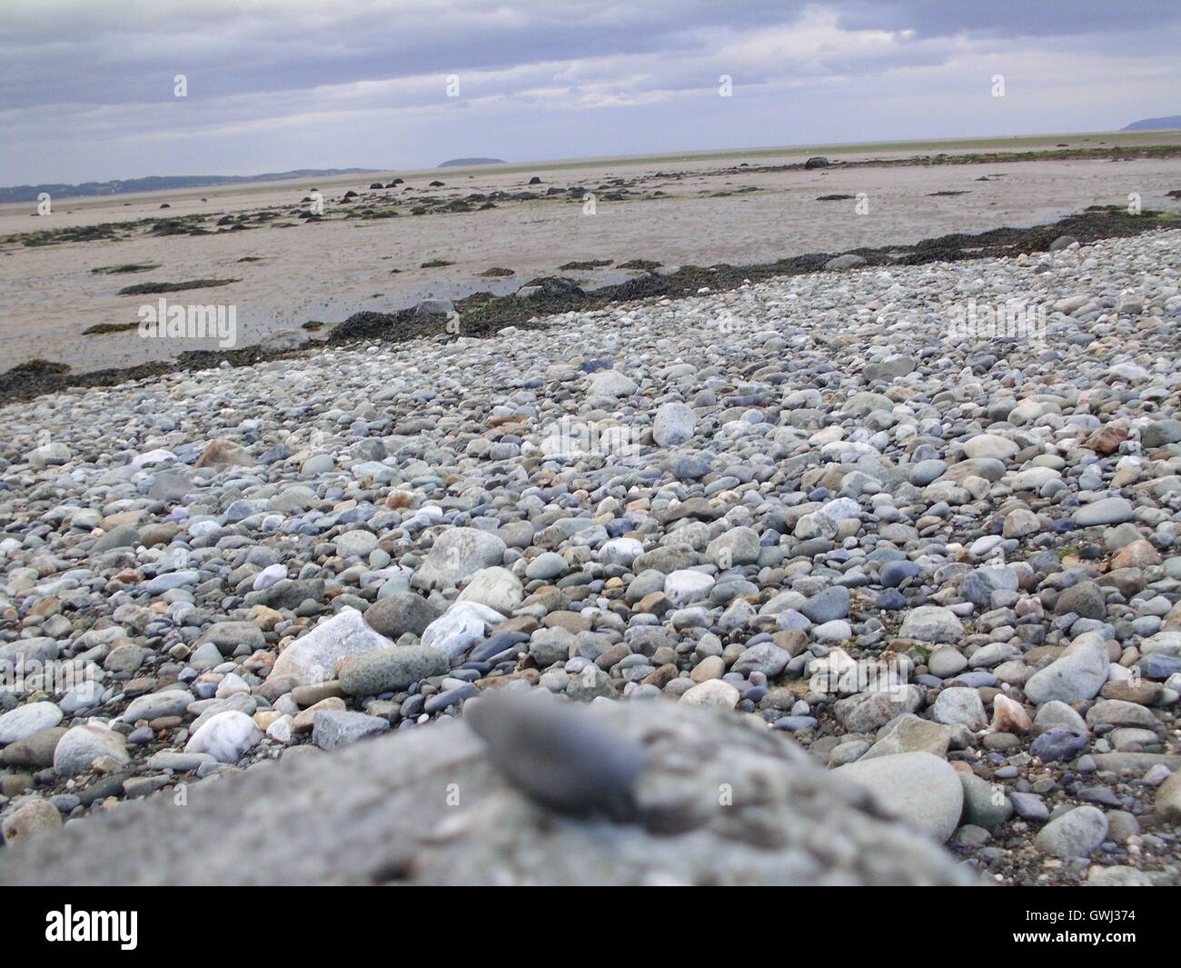 In spiaggia a ciottoli, mare, cielo acqua, il Galles del nord e il Galles del Nord, Tal - y Bont, Gwynedd, il Galles del Nord. Foto Stock