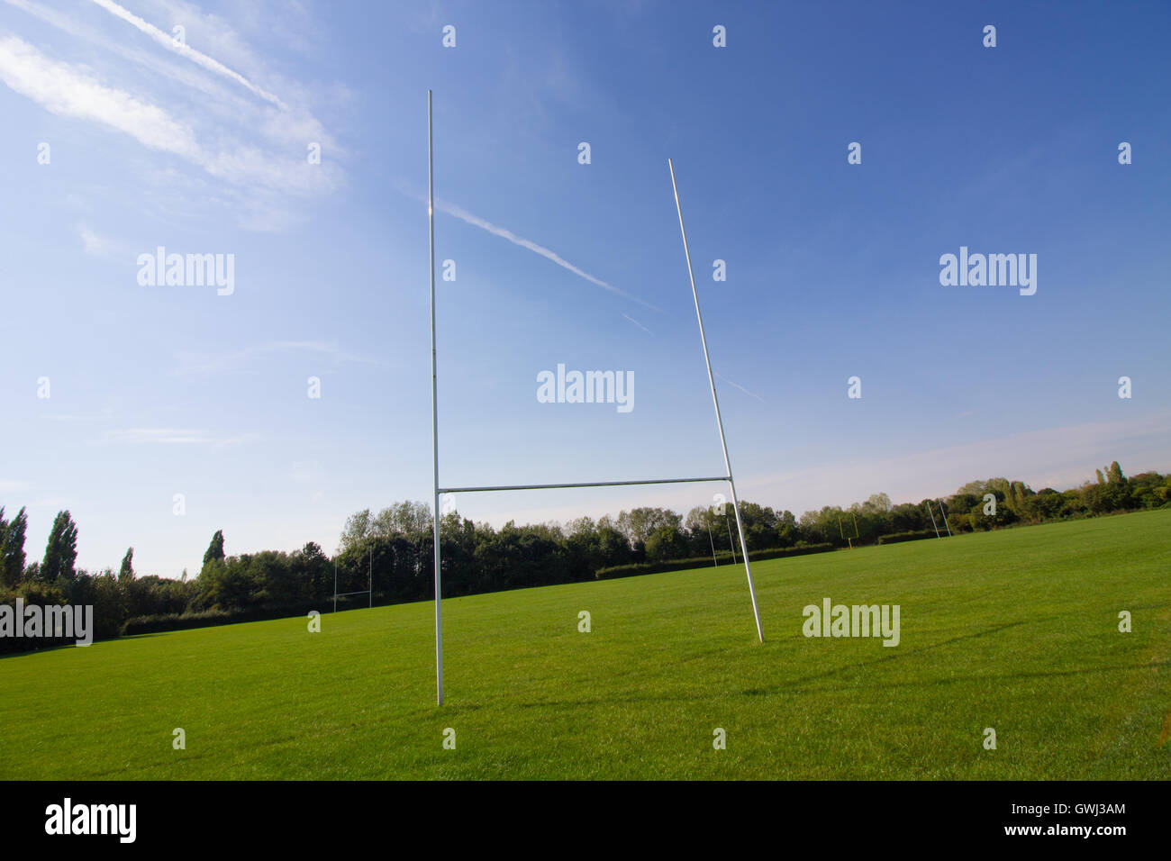 Rugby posti contro un cielo blu su una soleggiata giornata estiva Foto Stock