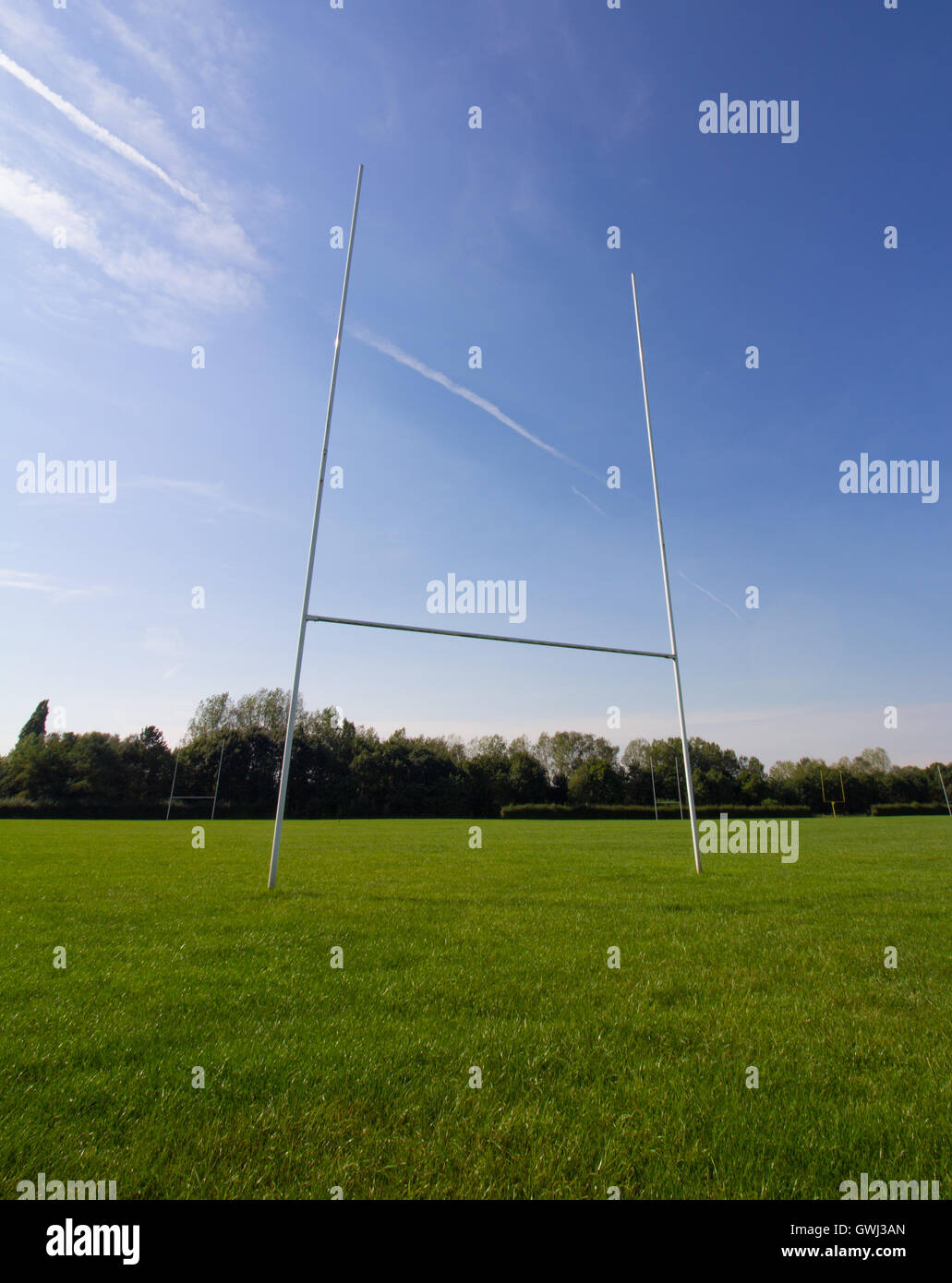 Rugby posti contro un cielo blu su una soleggiata giornata estiva Foto Stock