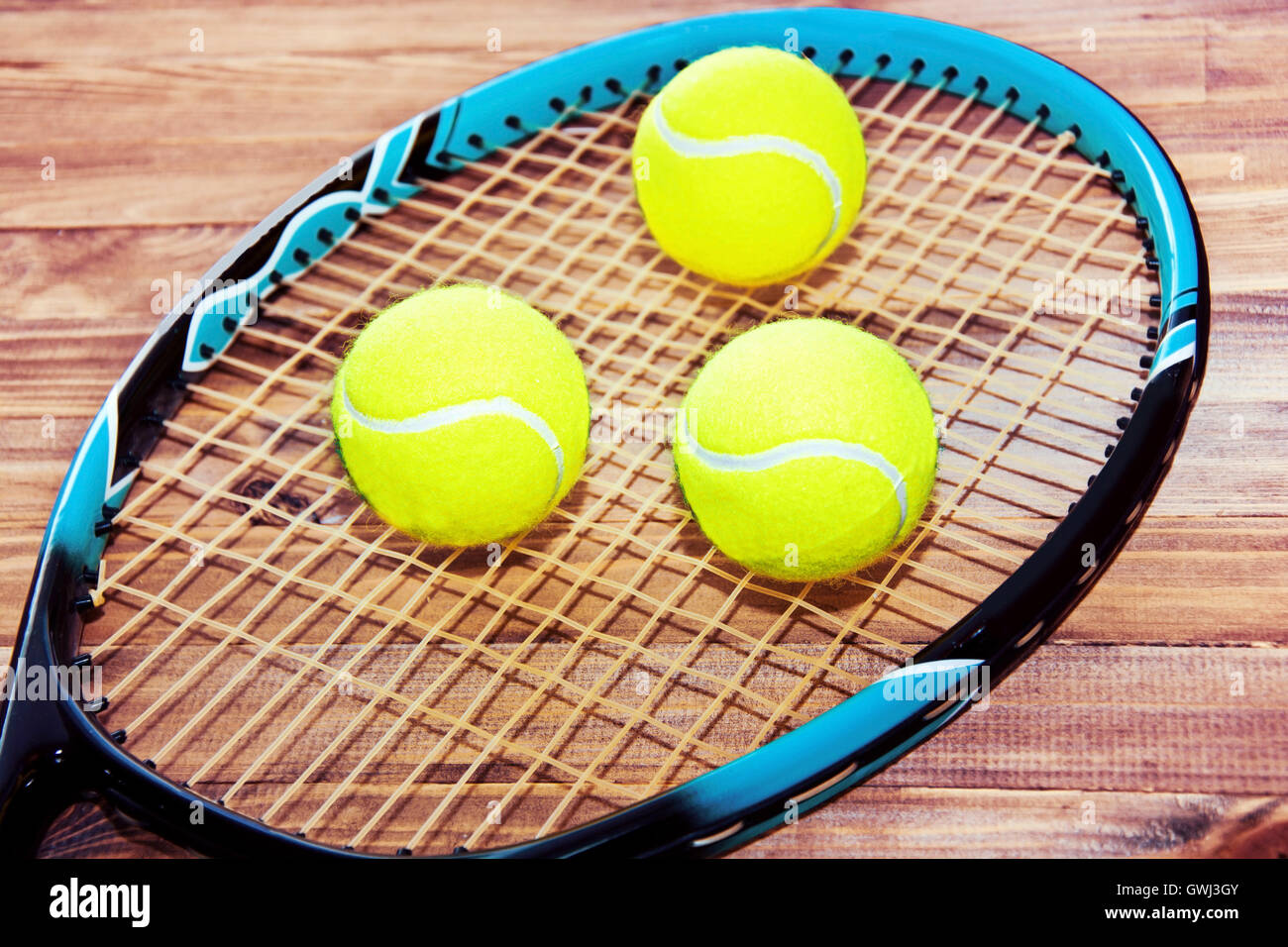 Gioco di tennis. Palla da tennis e delle racchette su sfondo di legno. Vintage retrò foto. Foto Stock