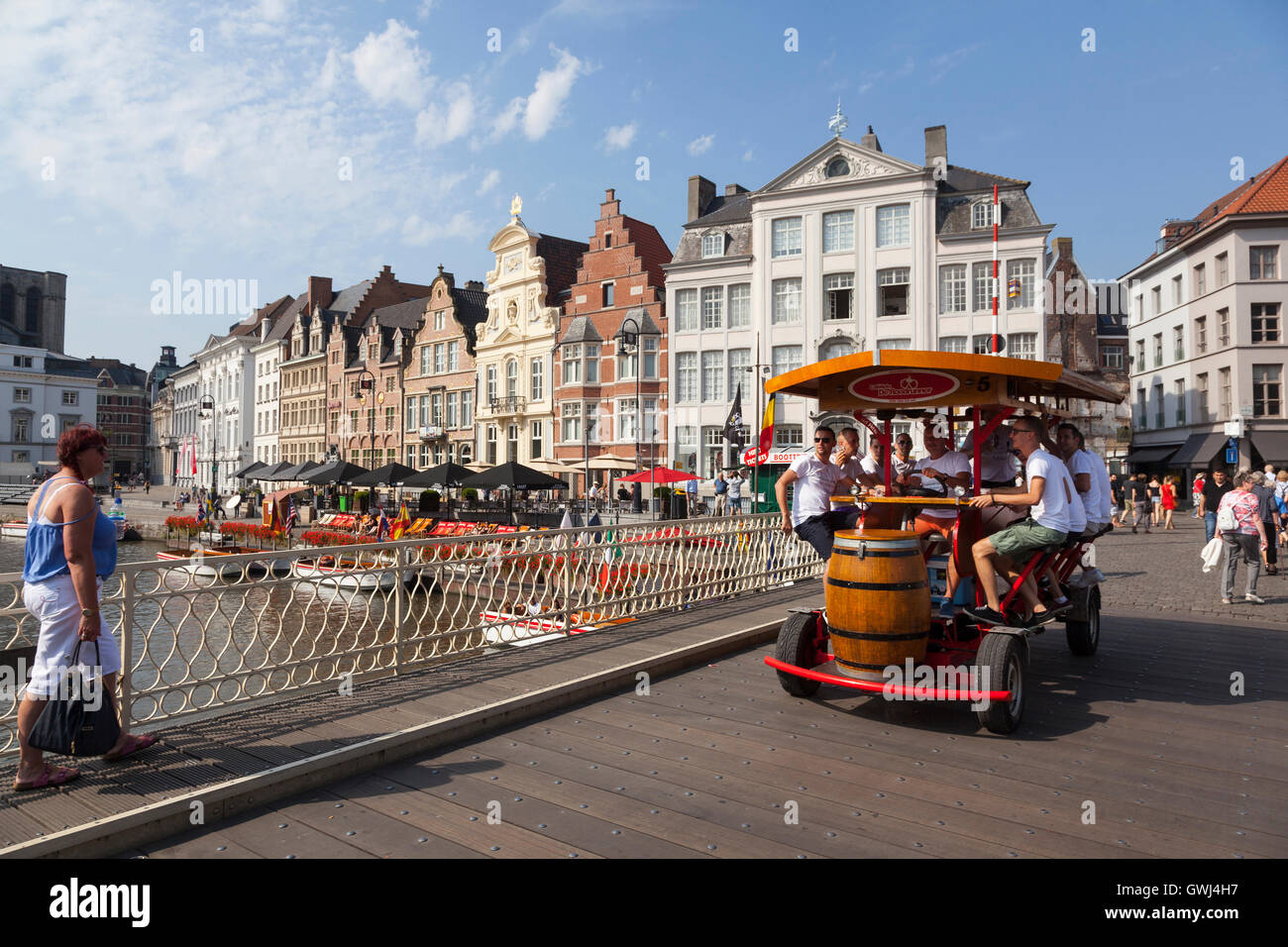 La birra bike su grasbrug nel centro medievale di Gand in Belgio sulla soleggiata giornata estiva Foto Stock