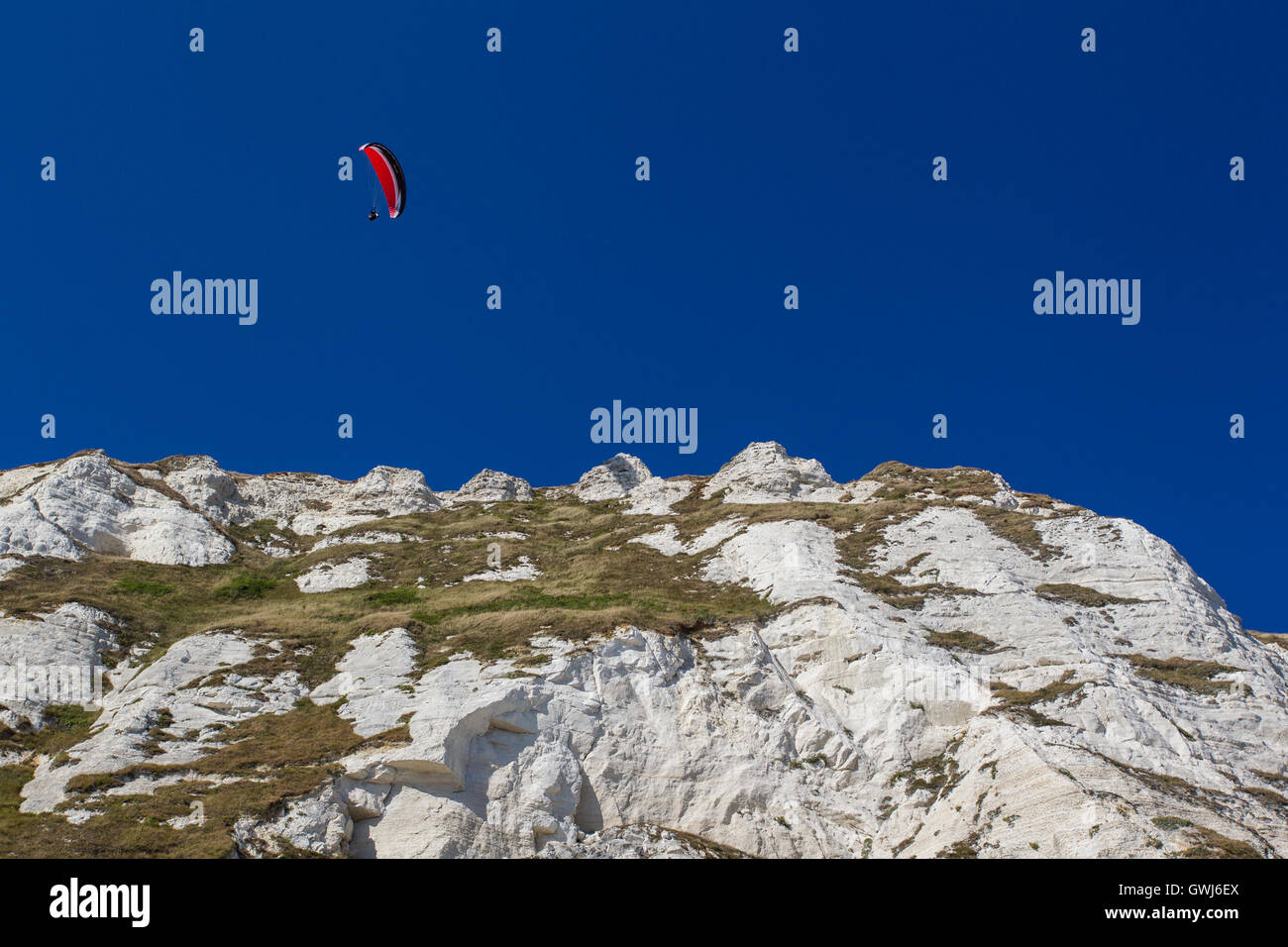 Para glider drifting oltre le Bianche Scogliere di Dover Foto Stock