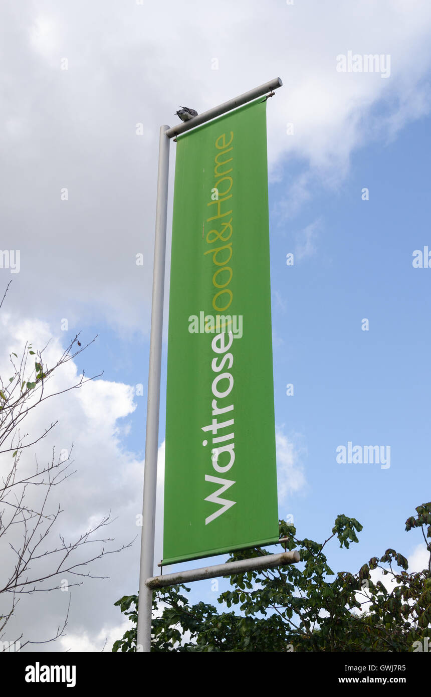 Banner appesi fuori Waitros cibo e casa store in Cheltenham Foto Stock