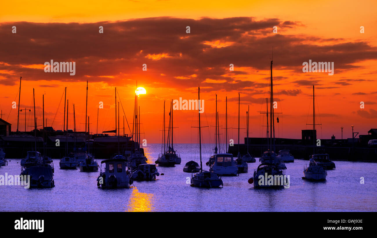 Tramonto al Porto di Aberaeron, Ceredigion, Wales, Regno Unito. Foto Stock