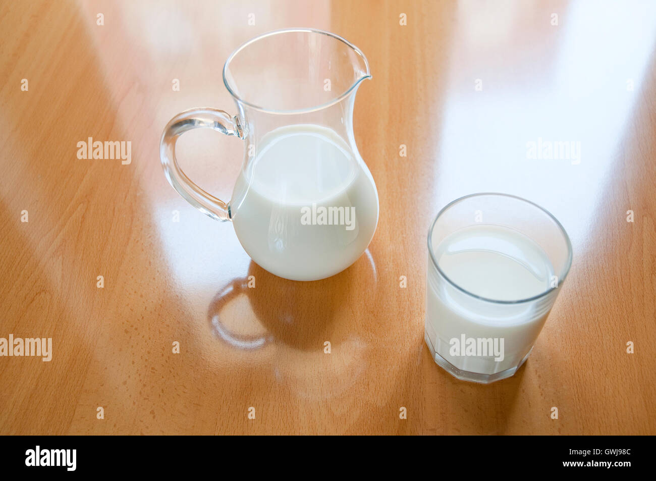 Il vaso e bicchiere di latte. Foto Stock