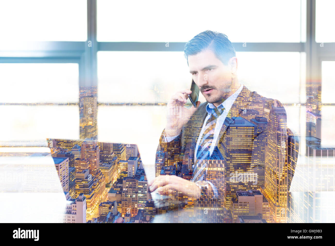 Imprenditore in ufficio a lavorare sul computer portatile. Foto Stock