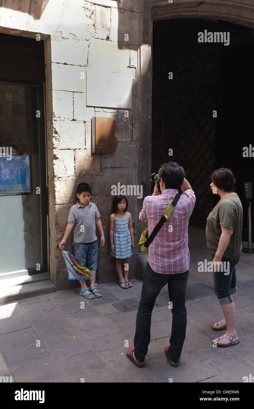 I turisti giapponesi di Barcellona il quartiere medievale Foto Stock