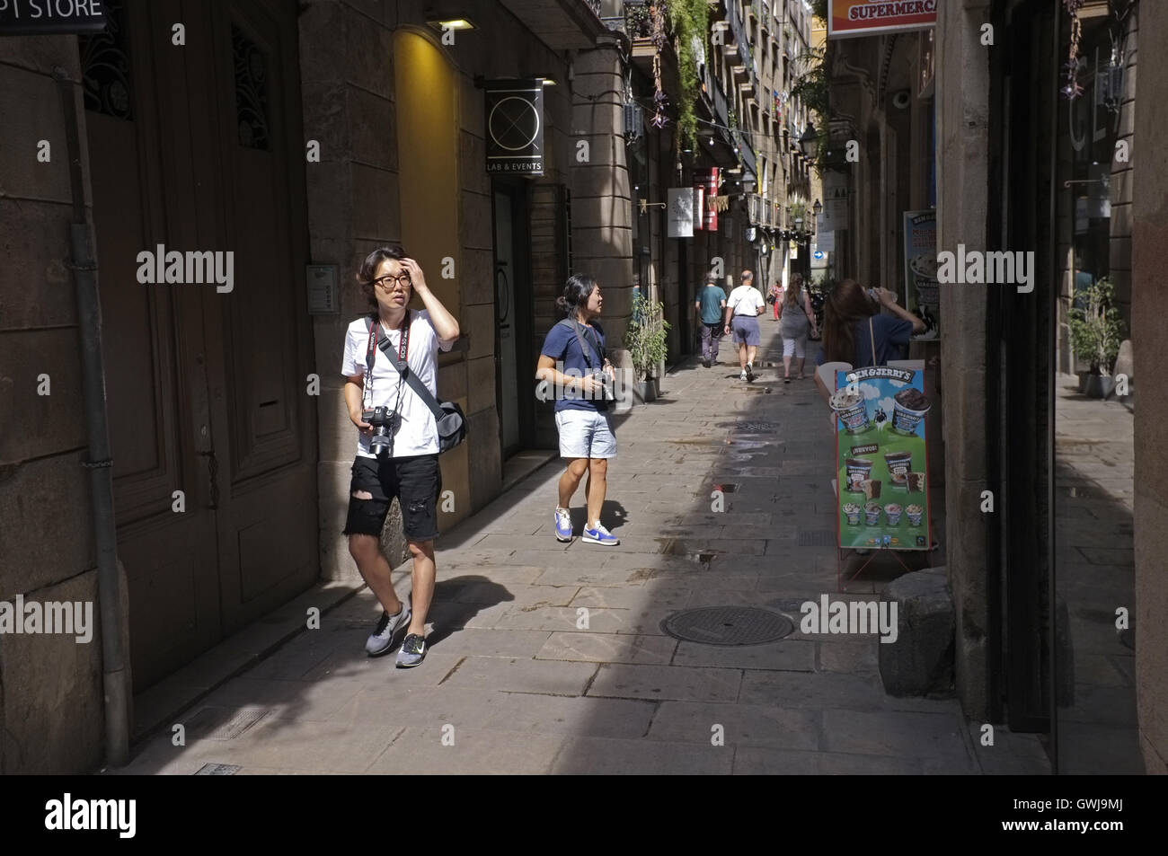 I turisti giapponesi di Barcellona il quartiere medievale Foto Stock