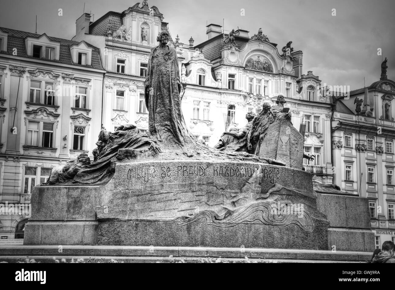 Memoriale di Jan Hus a Praga. Monumenti e statue del concetto di Praga. Immagine in bianco e nero. Foto Stock