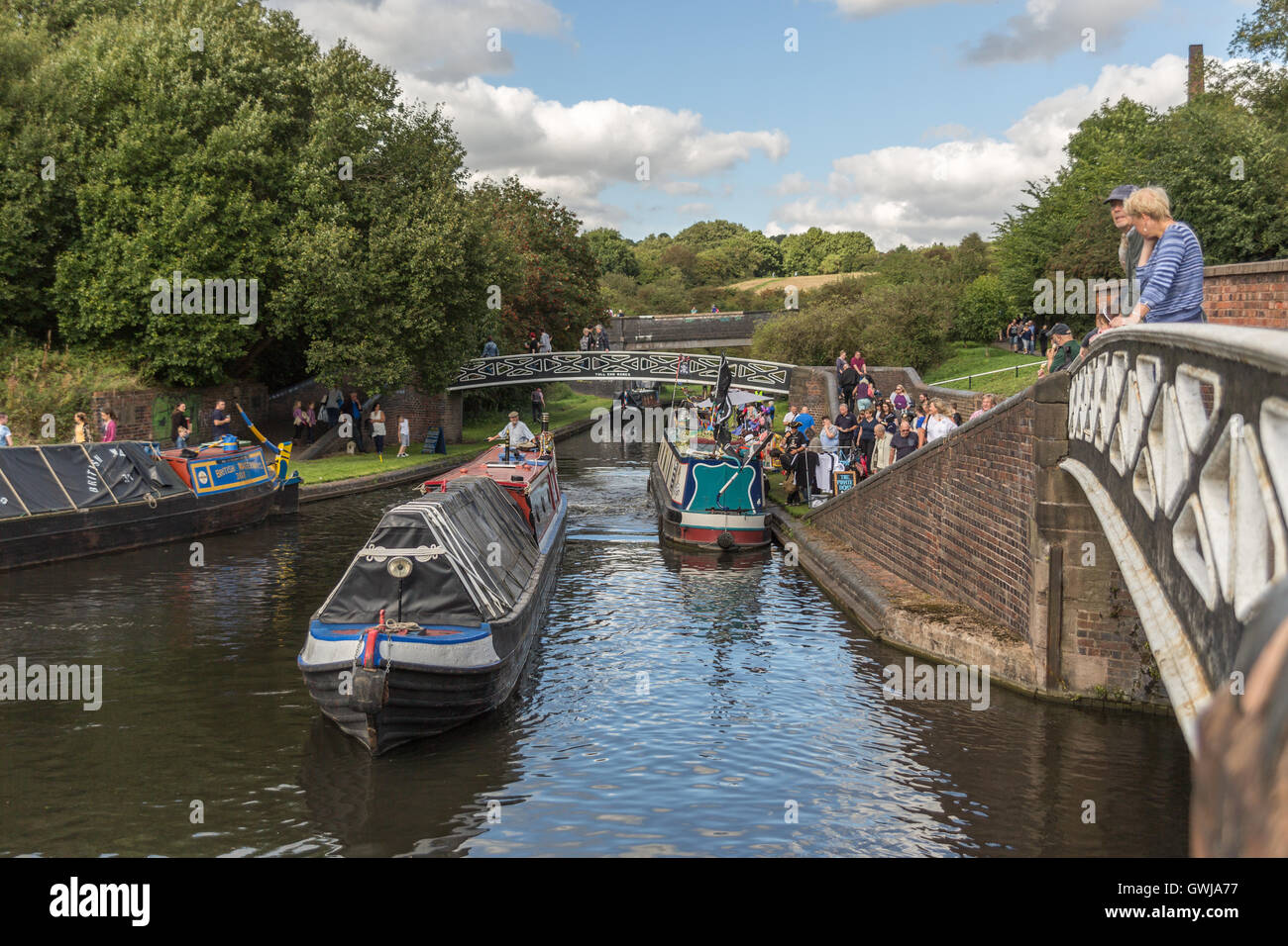 Narrowboats e gli spettatori presso il Black Country Festival nautica. Domenica 11 settembre 2016. Foto Stock
