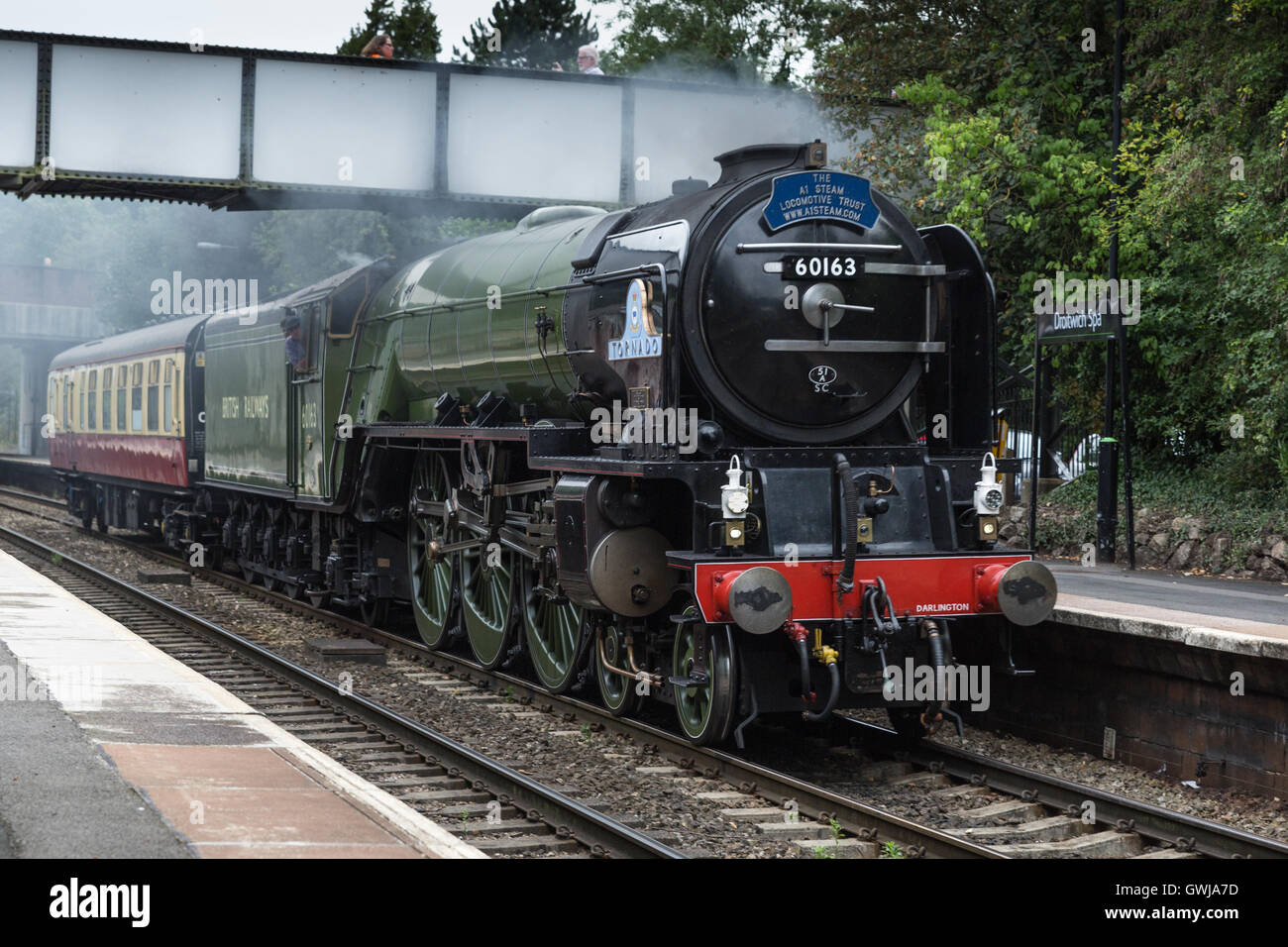 Locomotiva a vapore Tornado passa attraverso Droitwich Spa stazione in rotta per la Severn Valley Railway. Lunedì 12 Settembre 2016 Foto Stock