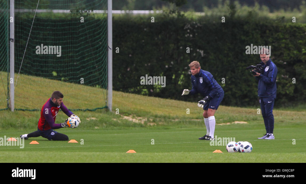 L'Inghilterra del 23-uomo Campionato Europeo squad train davanti alla finale di domani amichevole contro il Portogallo. Dotato di: Fraser Forster dove: Londra, Regno Unito quando: 01 Giu 2016 Foto Stock