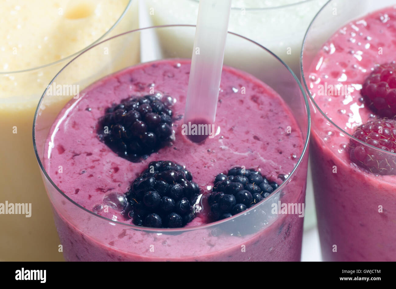 Frullato di frutta in vetro in primo piano Foto Stock