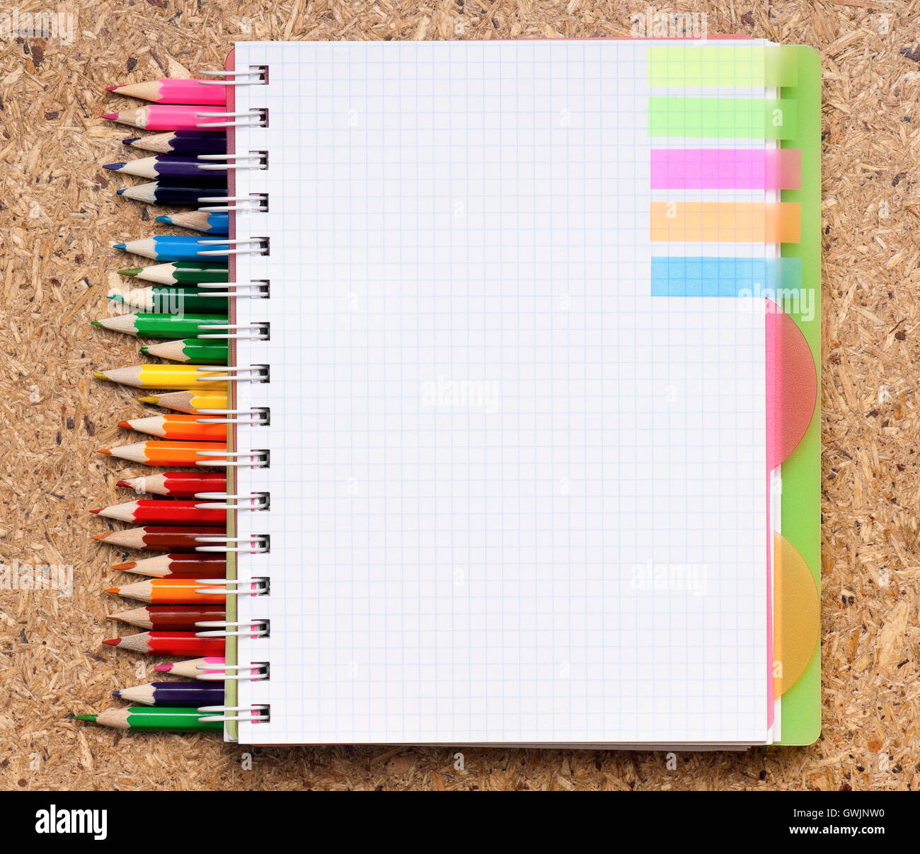 Notebook e matite colorate Foto Stock