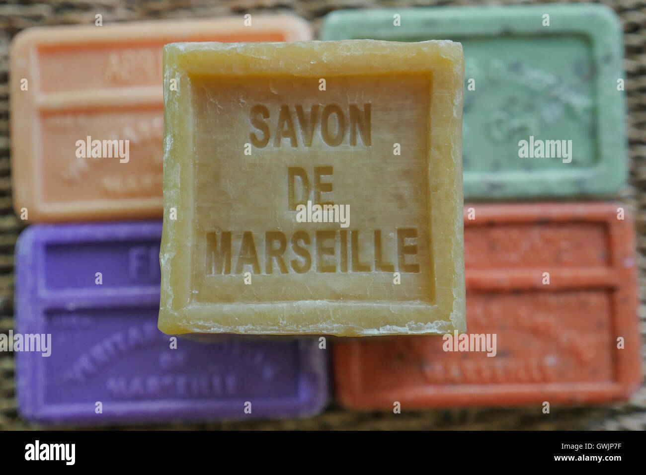 Il sapone di marsiglia naturale saponi multicolore realizzate a mano con olio biologico di lavanda ond un altro fiori Foto Stock