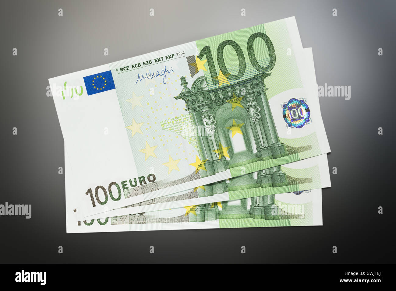 Un centinaio di banconote in euro su sfondo grigio Foto Stock