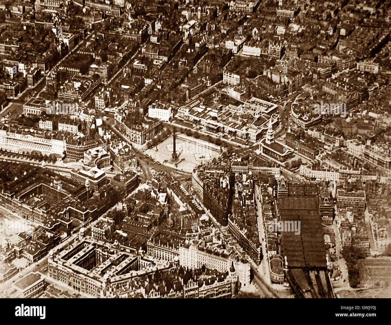 Londra nel periodo vittoriano dall'aria - Trafalgar Square - circa 1900 Foto Stock