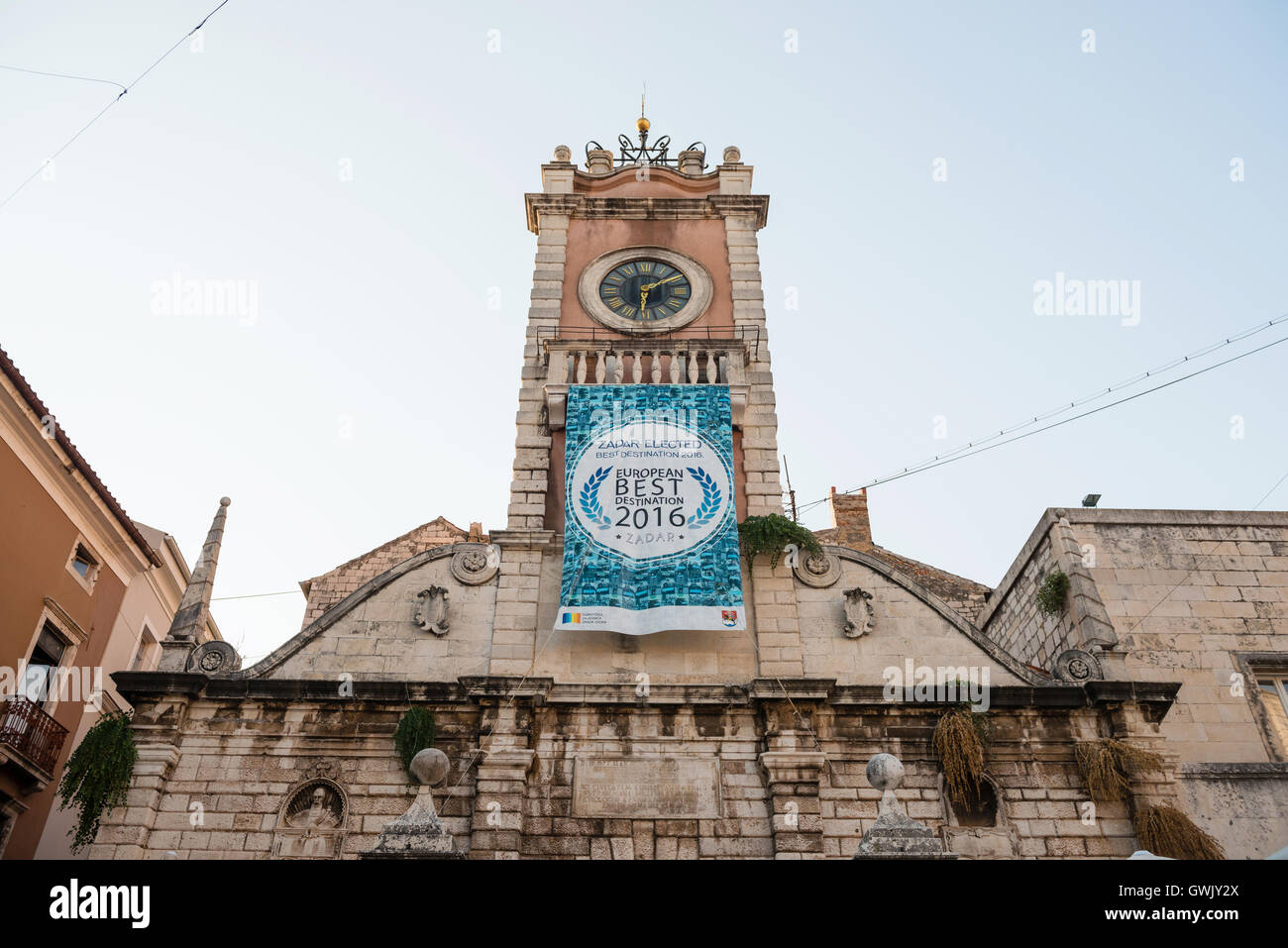 ZADAR, Croazia - 1 Settembre 2016: poster sulla città torre di guardia - Zadar è eletto per unione migliore destinazione per l'anno 2016 Foto Stock