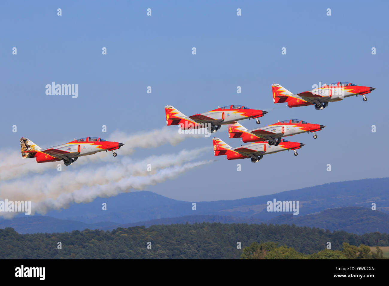 Spanish Air Force Team (PATRULLA AGUILA) CASA C-101eb Aviojet ad Airpower 2016 in Zeltweg, Austria Foto Stock