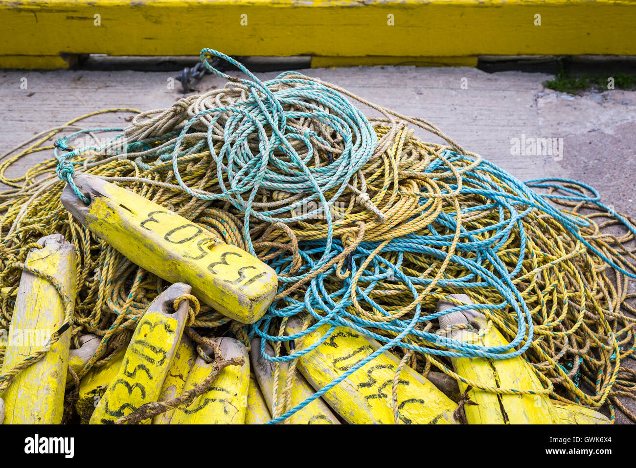 Un primo piano di una pila di attrezzi di pesca sul dock a Norris punto, Terranova e Labrador, Canada. Foto Stock