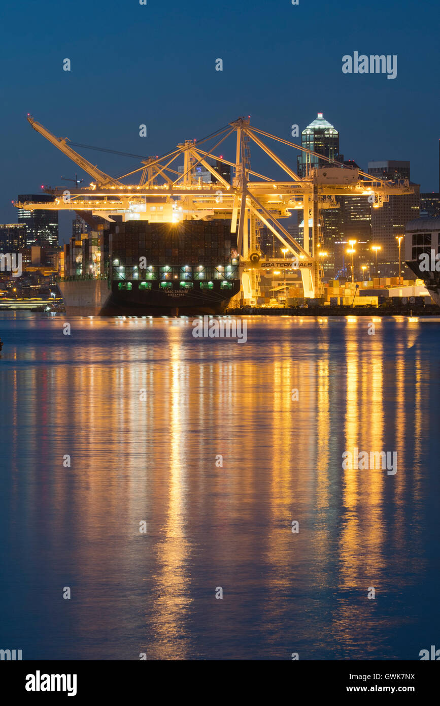 Contenitore porta al crepuscolo, Seattle, Washington Foto Stock