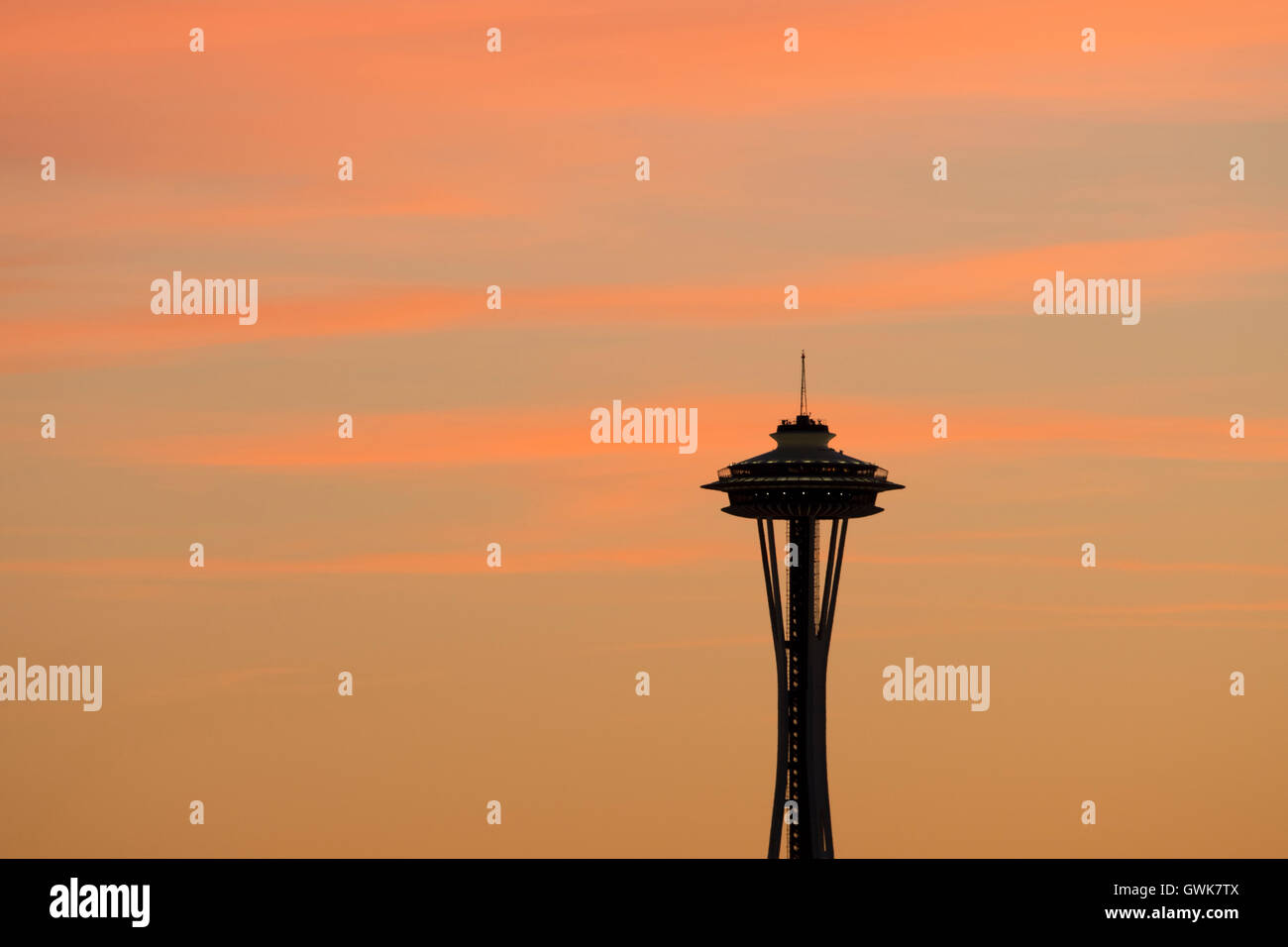 Lo Space Needle all'alba da West Seattle, Seattle, Washington Foto Stock