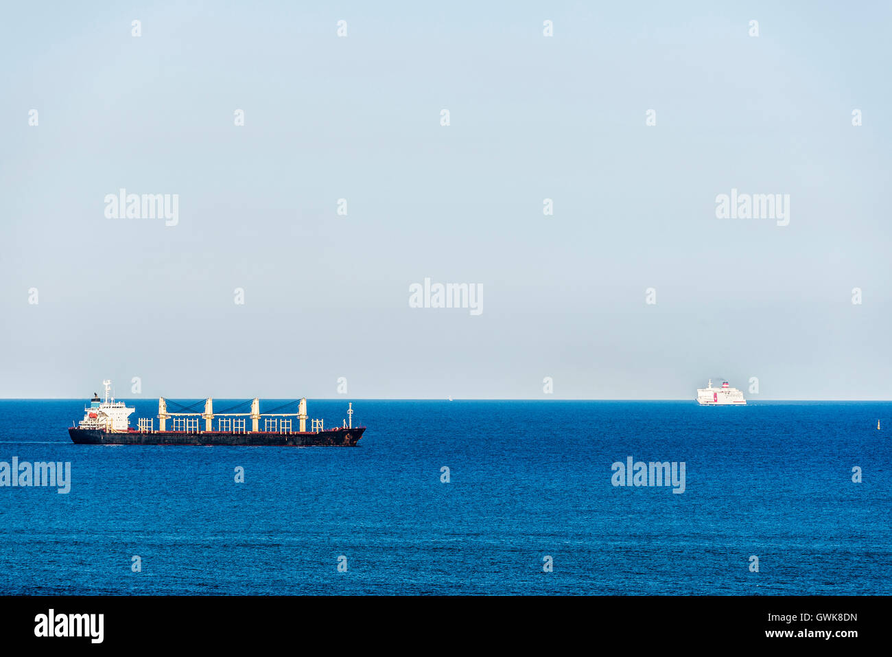 Nave cisterna e una crociera in barca a vela sul Mar Mediterraneo Foto Stock