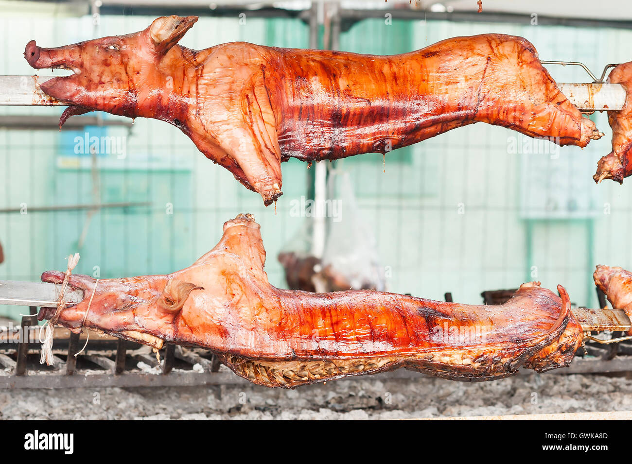 Cotto arrosto di maiale carcasse sul barbecue. Foto Stock