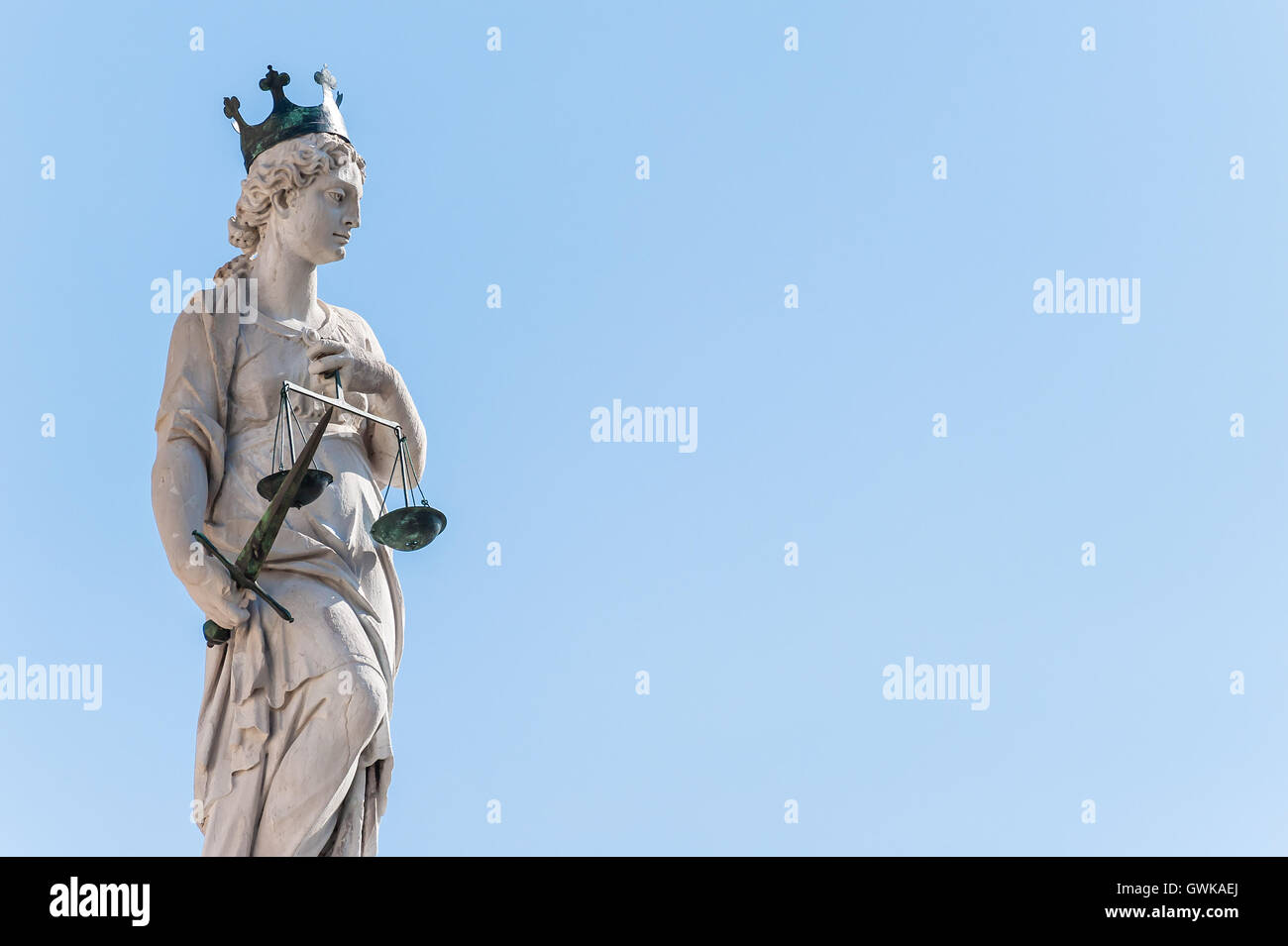 Statua della giustizia, sullo sfondo del cielo Foto Stock