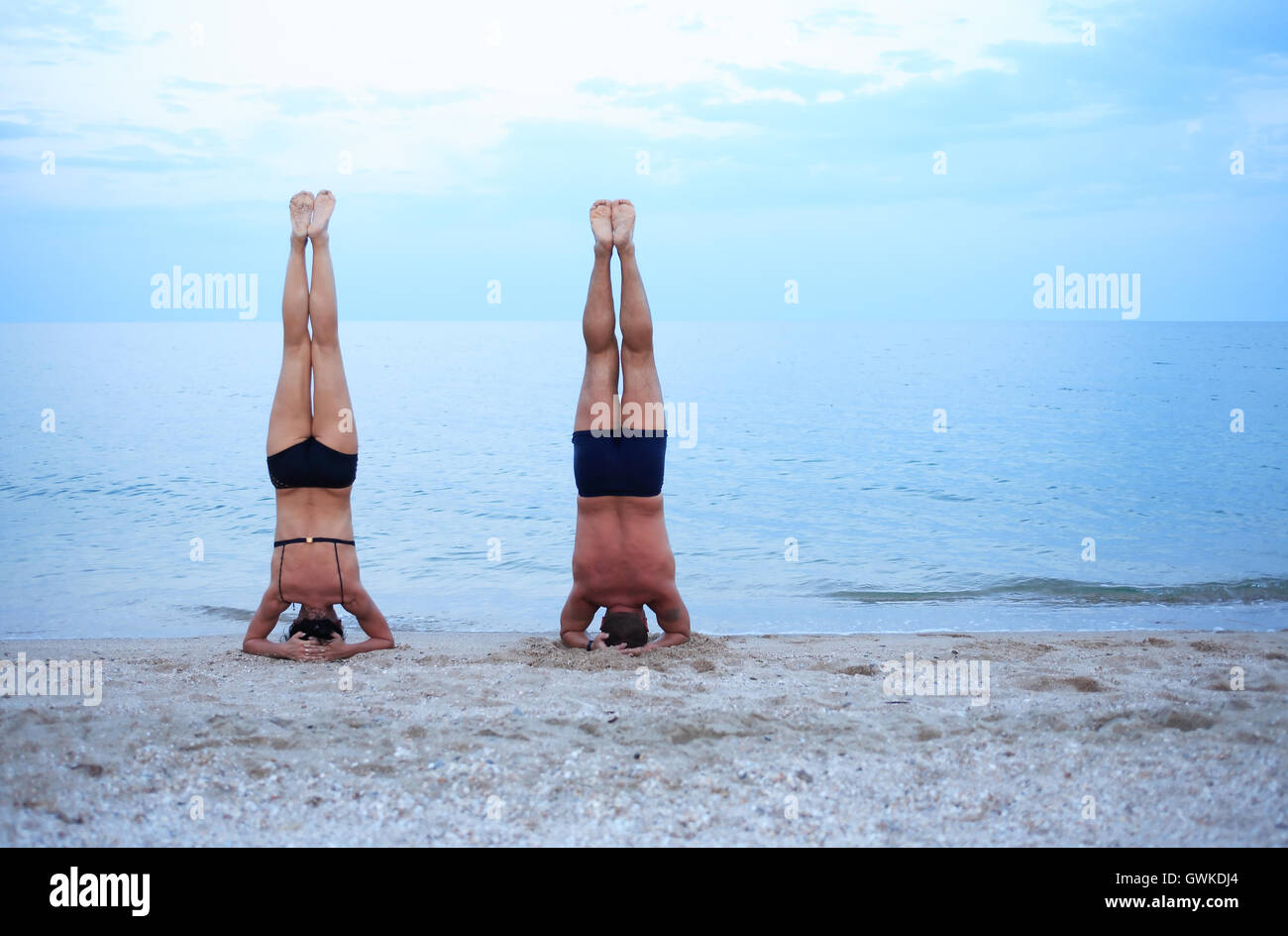 Yoga vicino al mare Foto Stock
