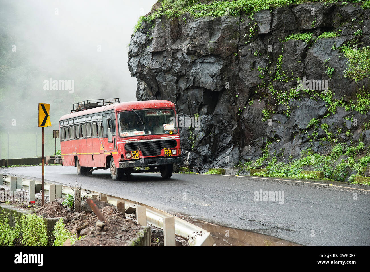 L'immagine della strada statale trasporto bus in Malshej Ghats, i Ghati Occidentali, Monsone, Maharashtra, India Foto Stock