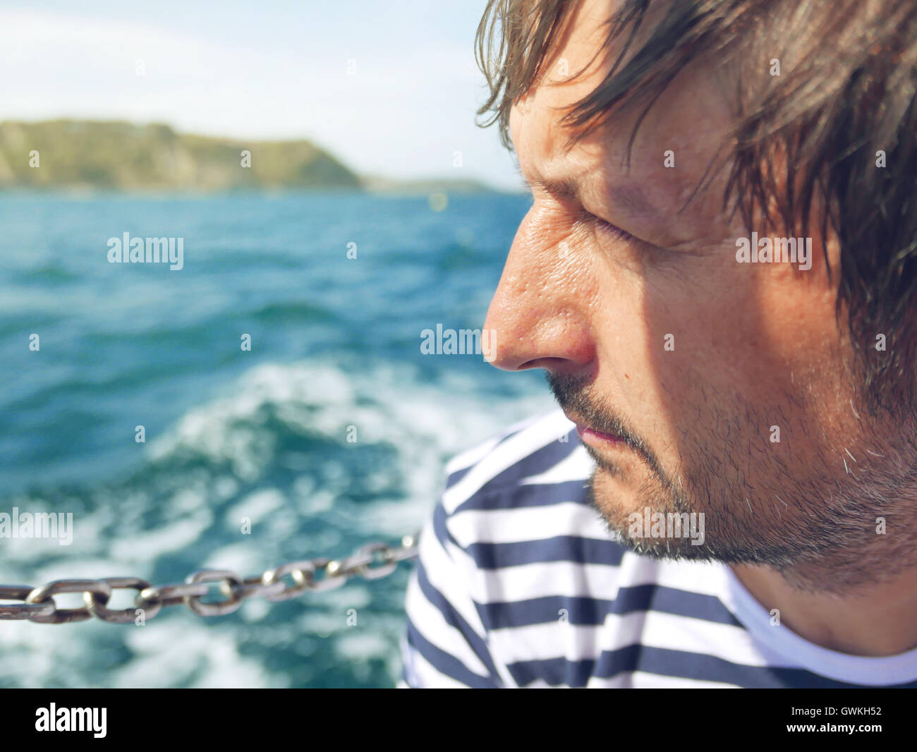 Barbuto maschio pensieroso guardando il mare da yacht, riflessivo di successo marinaio per adulti sul luminoso giorno di estate Foto Stock