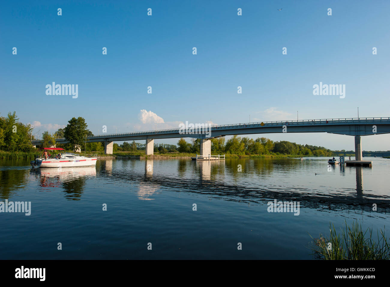 Pedone e servizio locale in ponte Pultusk, a nord-est della Mazovia Distretto di Polonia, oltre il fiume Narew. Foto Stock
