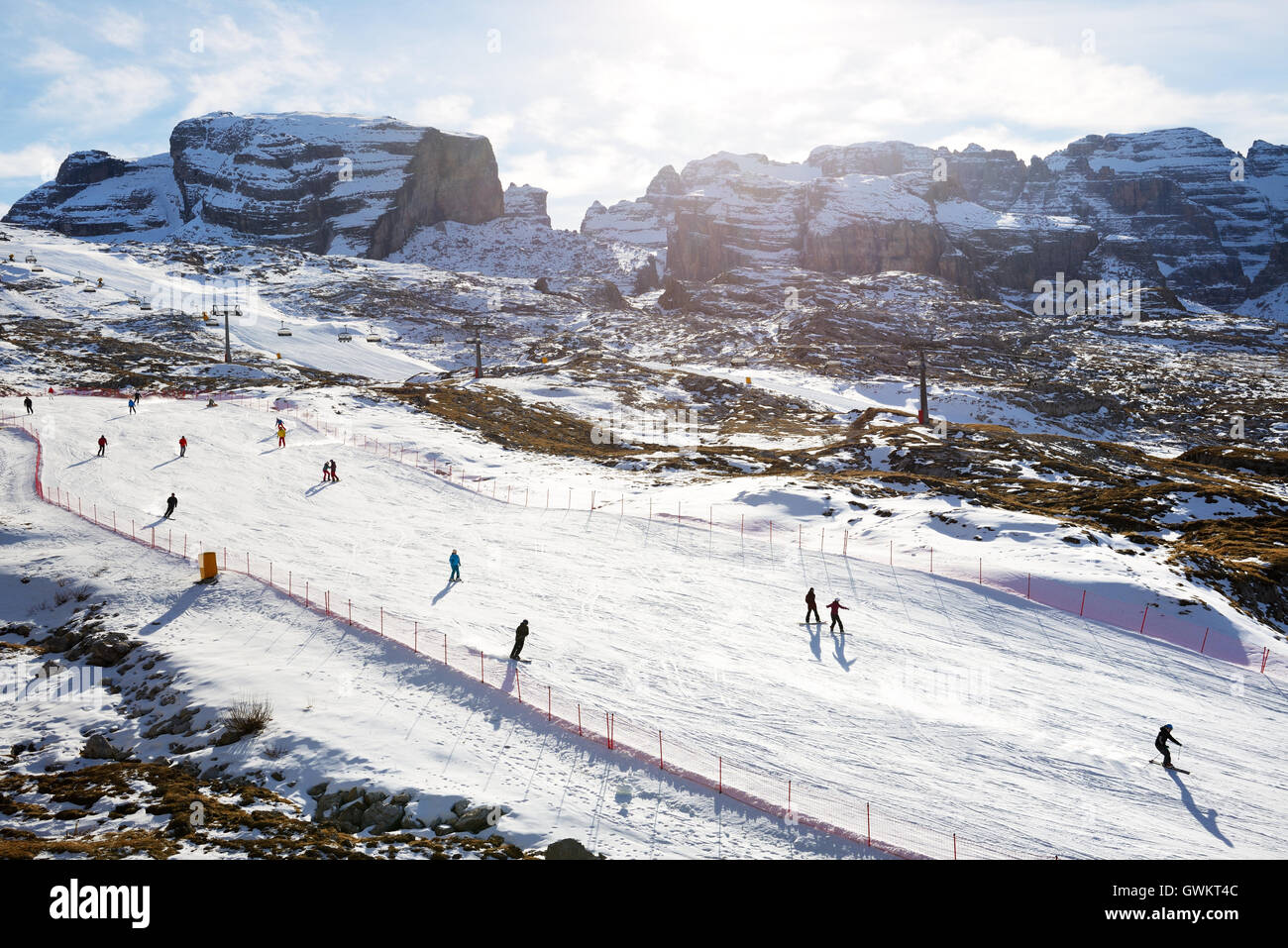 La pista da sci e gli sciatori a Passo Groste ski area sul dicembre 18, 2015 a Madonna di Campiglio Foto Stock