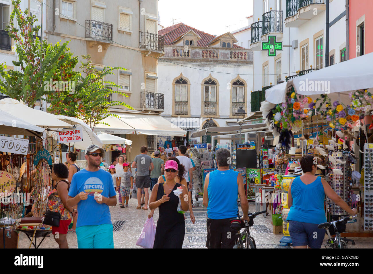 Algarve mercato Street scena, con bancarelle di mercato e gente shopping, centro città, Lagos, Algarve Portogallo Europa Foto Stock