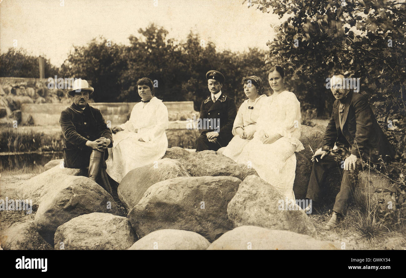 Vintage fotografia di gruppo di persone. Intellettuali russi per una passeggiata in giardino. Foto della fine del XIX - inizio del XX secolo, la Russia. Foto Stock