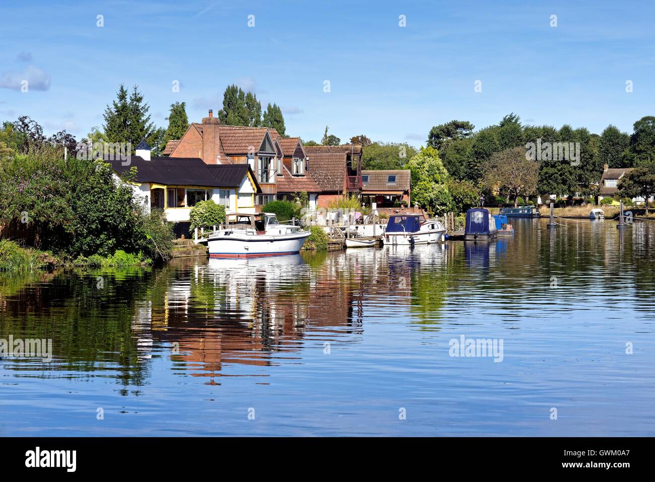 Il fiume il Tamigi a Laleham su una giornata d'estate Foto Stock