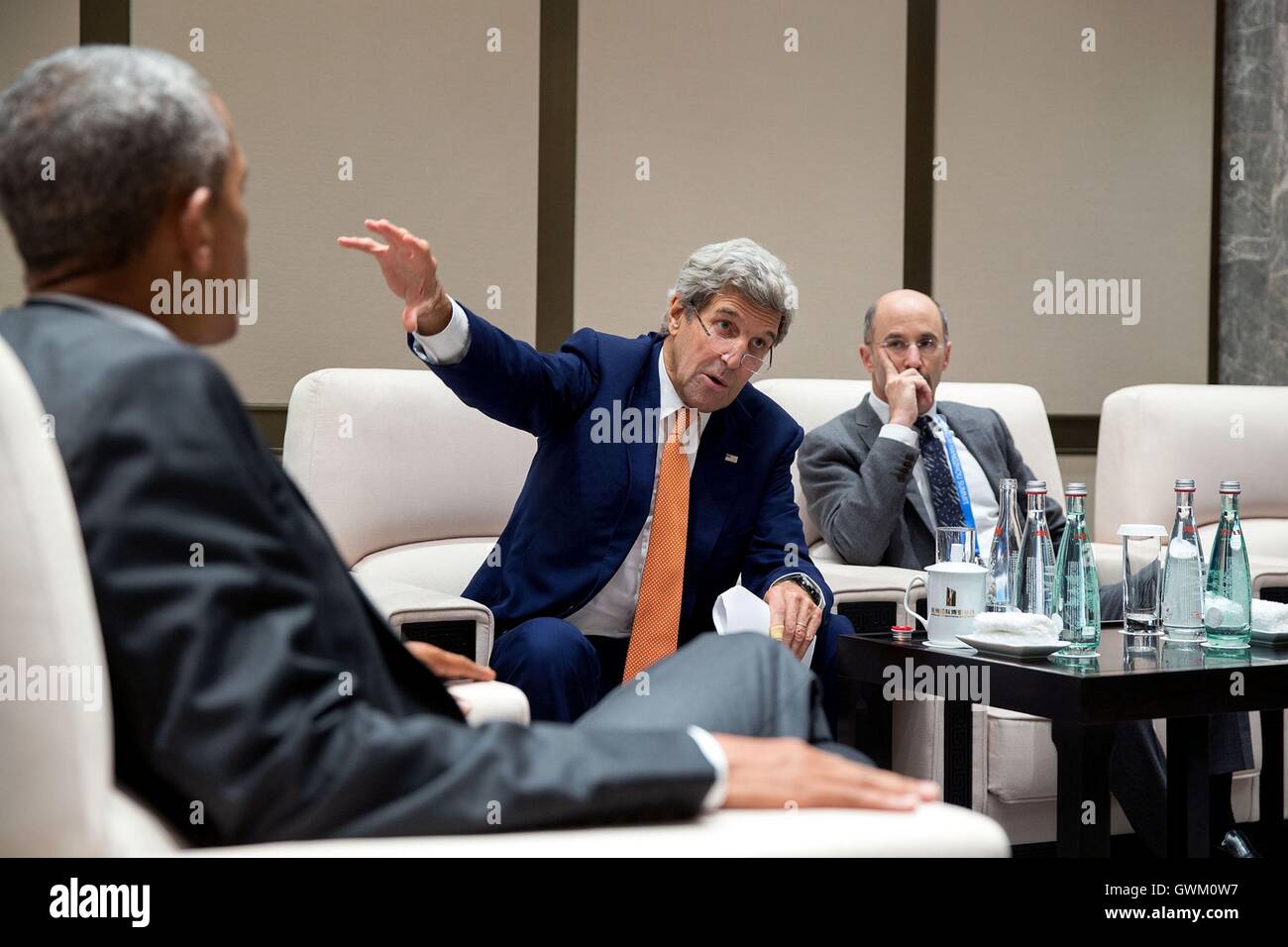 Il Presidente degli Stati Uniti Barack Obama incontra con il Segretario di Stato John Kerry e Rob Malley a seguito di un vertice G20 sessione presso il Centro Expo Internazionale di Hangzhou, Cina Settembre 4, 2016. Foto Stock