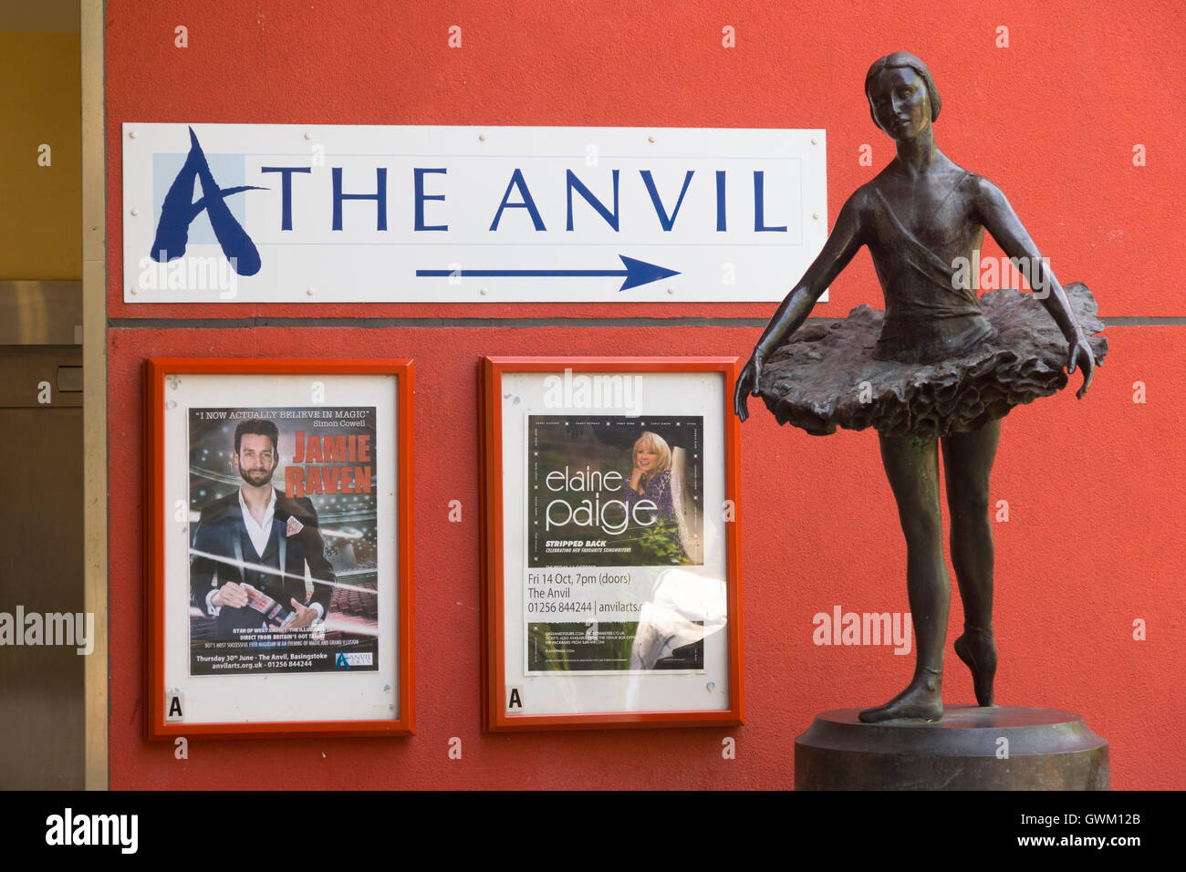 Una ballerina statua, "Papavero', davanti ad un cartello che indica l'Incudine teatro in Basingstoke Foto Stock