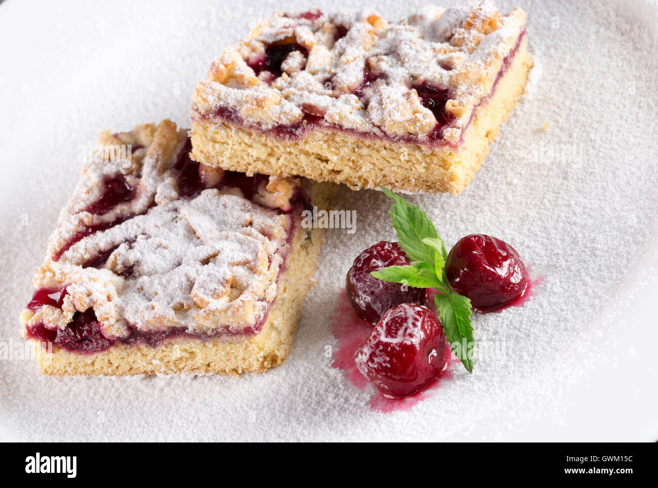 Torta grattugiato su una piastra bianca con lamponi. Foto Stock