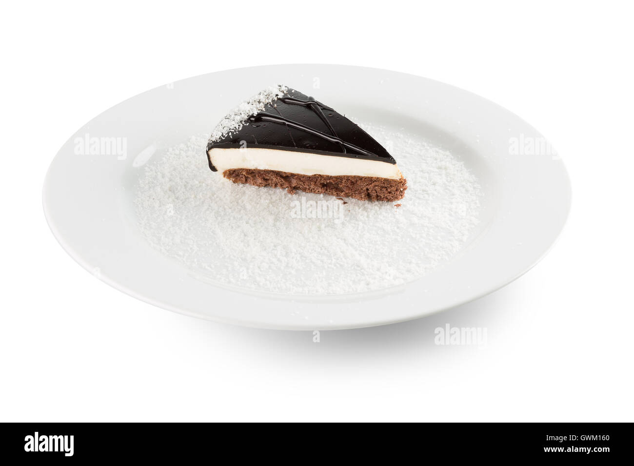 Cioccolato torta di formaggio sulla piastra bianca isolata su uno sfondo bianco. Foto Stock