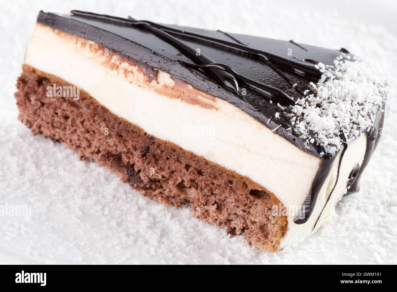 Cioccolato torta di formaggio sulla piastra bianca. Foto Stock