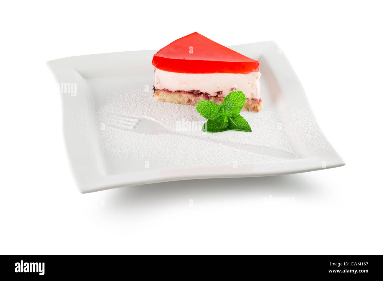 Pezzo di torta di gelatina sulla piastra bianca isolata su uno sfondo bianco. Foto Stock