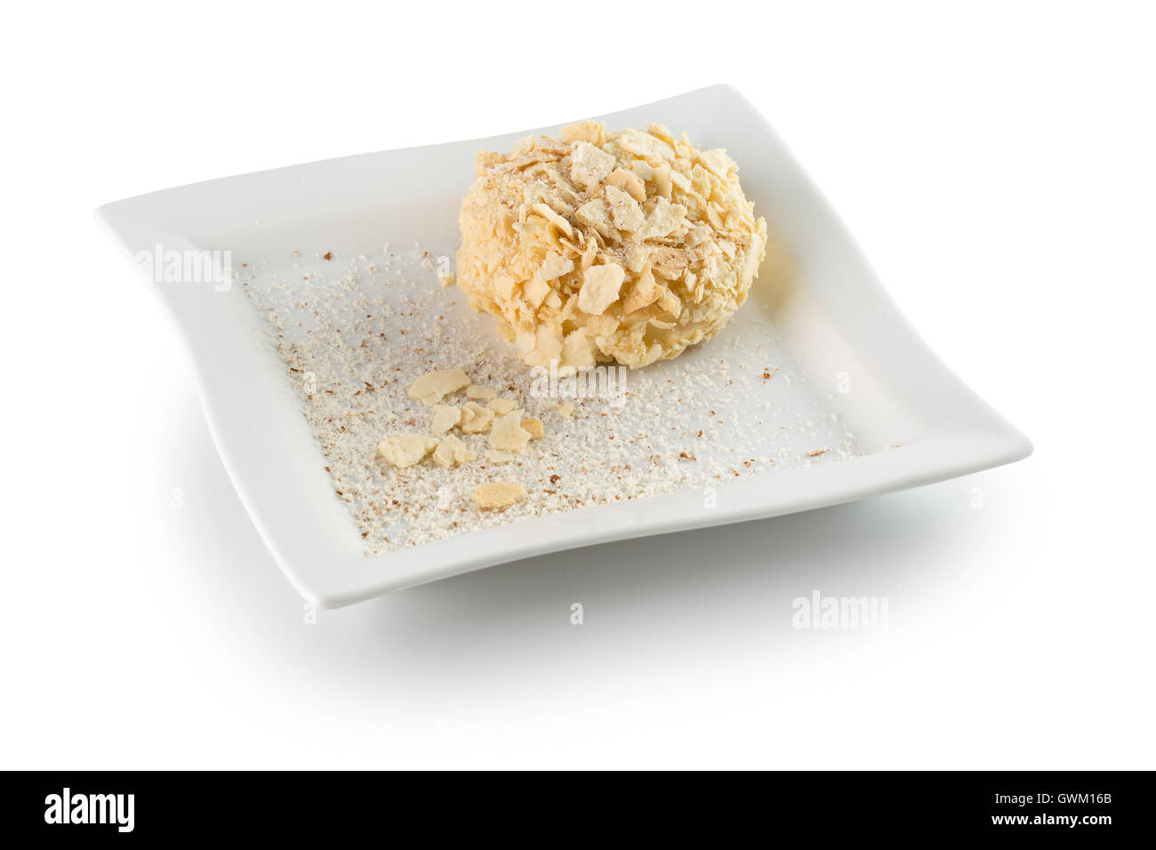 Torta di Napoleone sulla piastra bianca isolata su uno sfondo bianco. Foto Stock