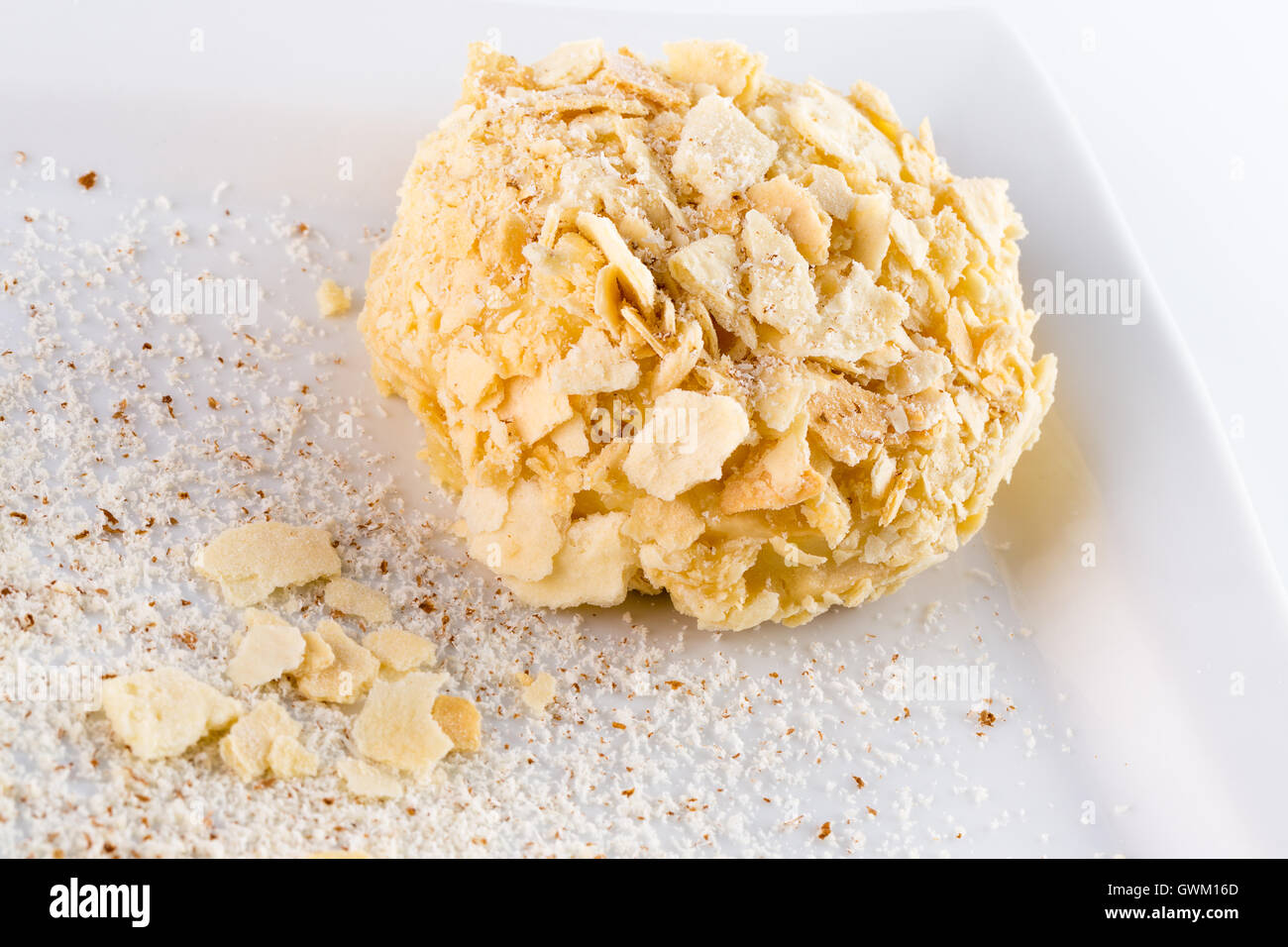 Torta di Napoleone sulla piastra bianca. Foto Stock